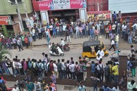 Pilla Nuvvu Leni Jeevitham Team Visits Vishwanath Theatre
